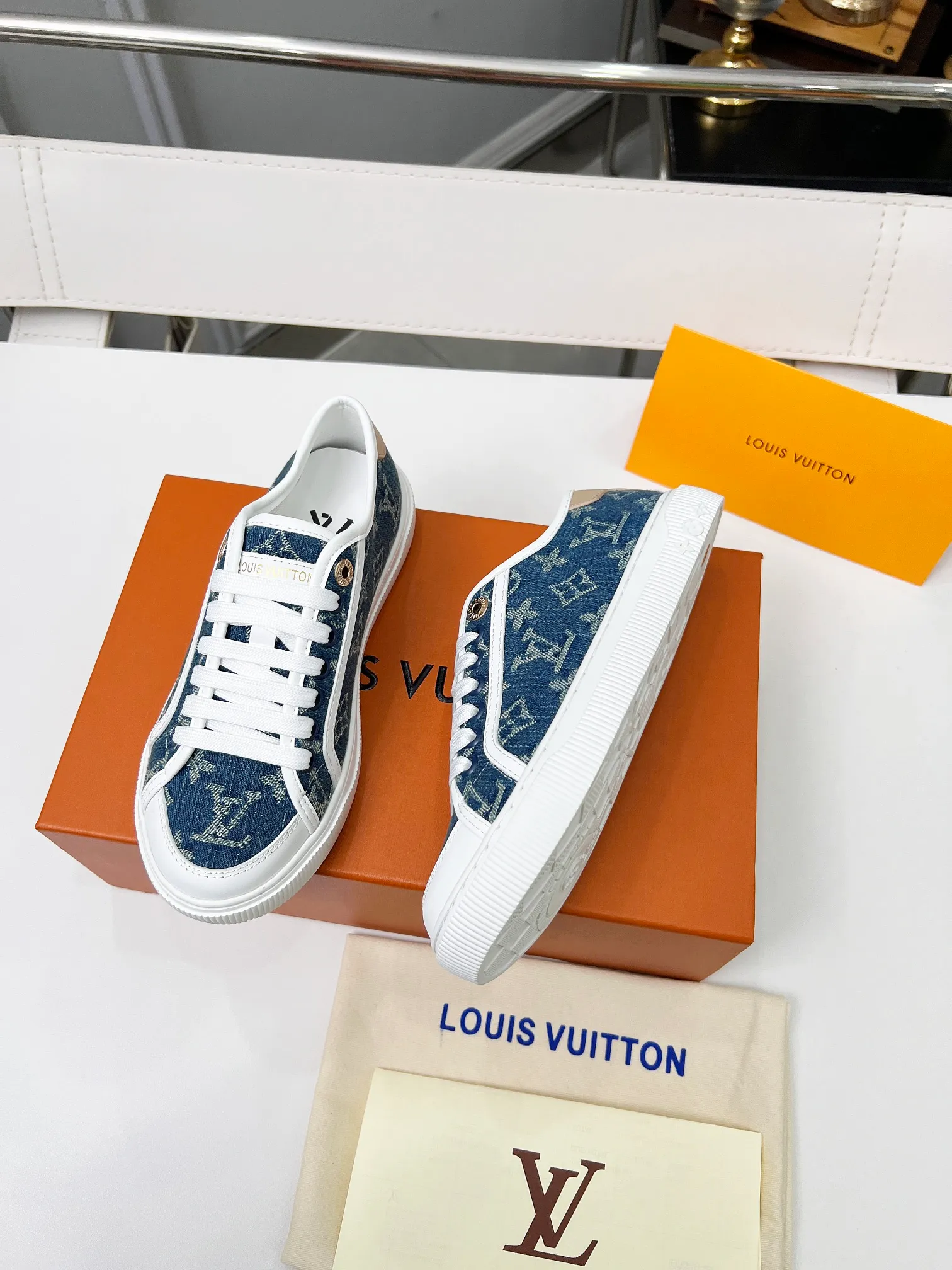👟👟Ex-factory price 440👟👟 New arrival🆕 The hottest early spring model is coming. LV Lagoon sneakers are made of Monogram denim, injecting a retro flavor into the classic design. Leather trimmings pop out with the Louis Vuitton logo, while stenciled eyelets, trim and laces add to the refined details, and a rubber outsole embellished with Monogram flowers completes the look. Code number: 35~41, multiple colors available! Oil edges + TPU outsole + drawer box packaging